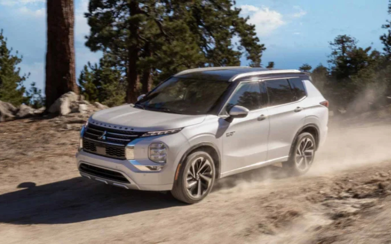 Lansing, MI - 2025 Mitsubishi Outlander Plug-In Hybrid's Exterior Lansing, MI - 2025 Mitsubishi Outlander Plug-In Hybrid's Exterior