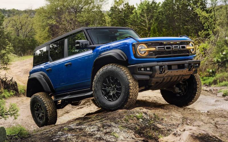 Manual or Automatic for the 2025 Ford Bronco — Which Fits Your Drive in Howell, MI?