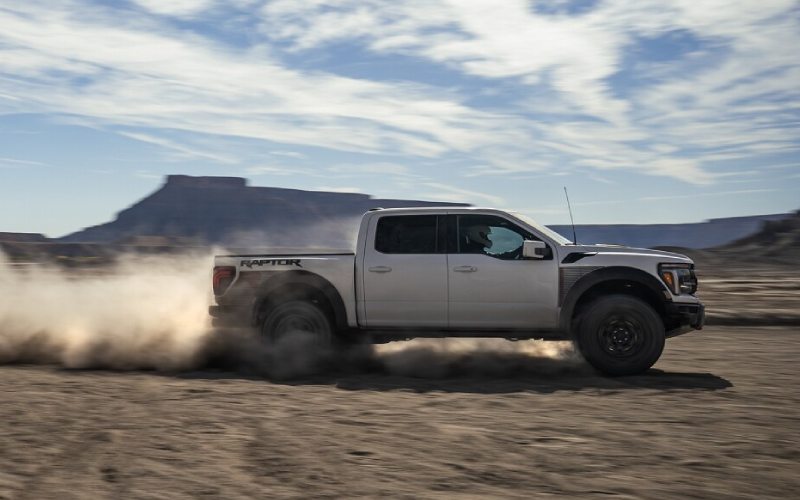 Can the 2025 Ford F-150 really tow up to 13,500 lbs around Howell, MI?