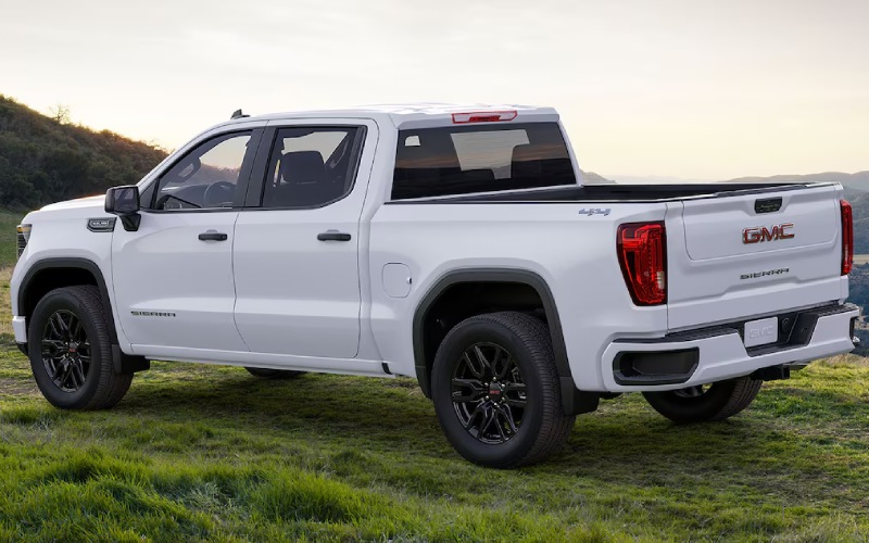 Marengo, IA - 2025 GMC Sierra 1500's Exterior