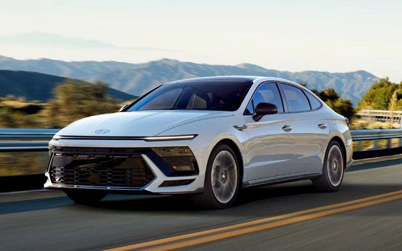 Which midsize hybrid sedan gives you smarter driver assistance for St. Paul, NE commutes, the 2025 Hyundai Sonata Hybrid vs 2025 Honda Accord Hybrid?