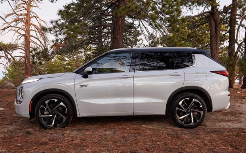 Can the 2025 Mitsubishi Outlander Plug-in Hybrid handle winter driving around Lansing, MI?