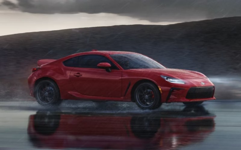 Storm Season near Okeechobee, FL: Why Toyota Hybrids Stand Out over Honda