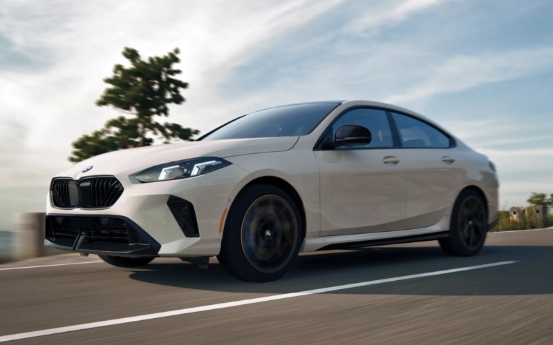 Will a full-size golf bag fit in the 2026 BMW 2 Series Coupe near Rolling Meadows, IL?