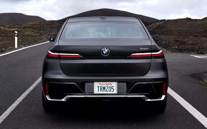 Why Driving Assistant Professional on the BMW 7 Series is worth it for daily driving around Rolling Meadows, IL