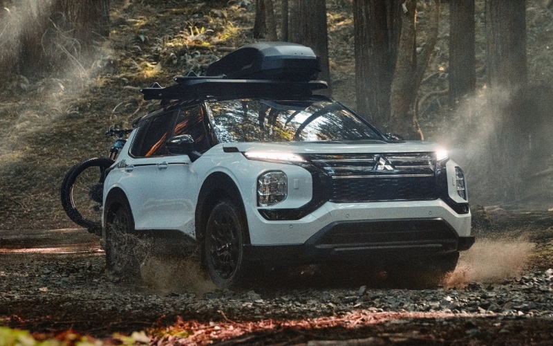 How do I use the 2026 Mitsubishi Outlander kick-motion power liftgate in Philadelphia, PA?