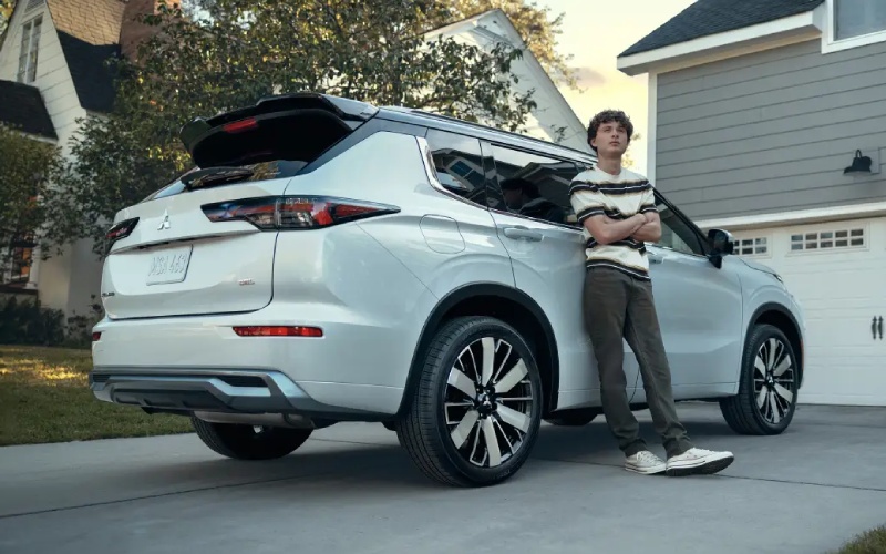 How do I use the 2026 Mitsubishi Outlander hands-free liftgate around Provo, UT?