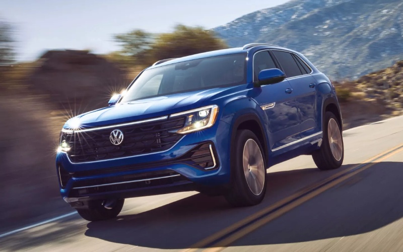 Which SUV offers better winter-driving confidence — 2026 Atlas Cross Sport 4MOTION® or 2026 Grand Cherokee — around Wisconsin Rapids, WI?