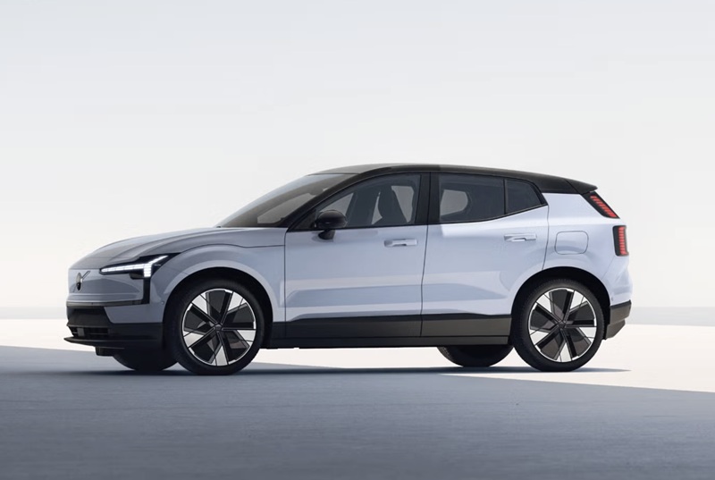 How far can the 2026 Volvo EX30 go on a charge around Mount Prospect, IL?